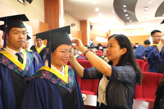 一群戴帽子的人
中度可信度描述已自动生成