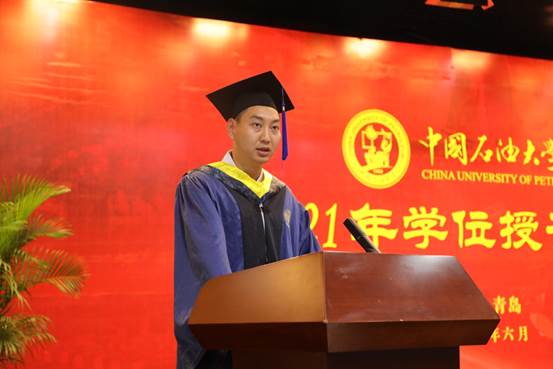 戴帽子的男人站在桌子前
中度可信度描述已自动生成