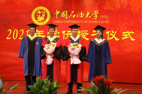 一群人站在台上
中度可信度描述已自动生成