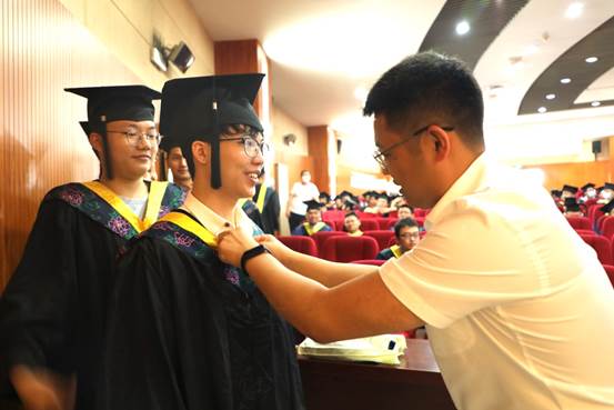 戴帽子的人在厨房里
中度可信度描述已自动生成