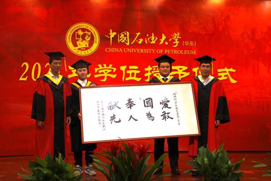 墙上贴着许多海报
描述已自动生成