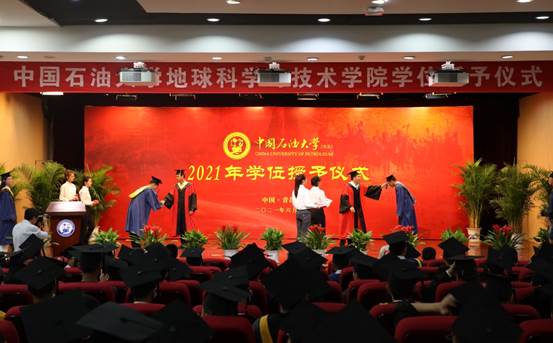 礼堂里有许多人
描述已自动生成