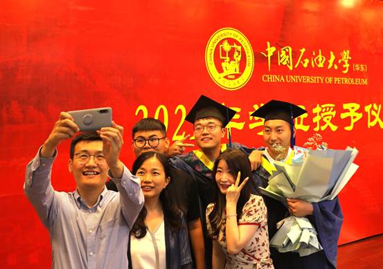 一群人在拍照
描述已自动生成